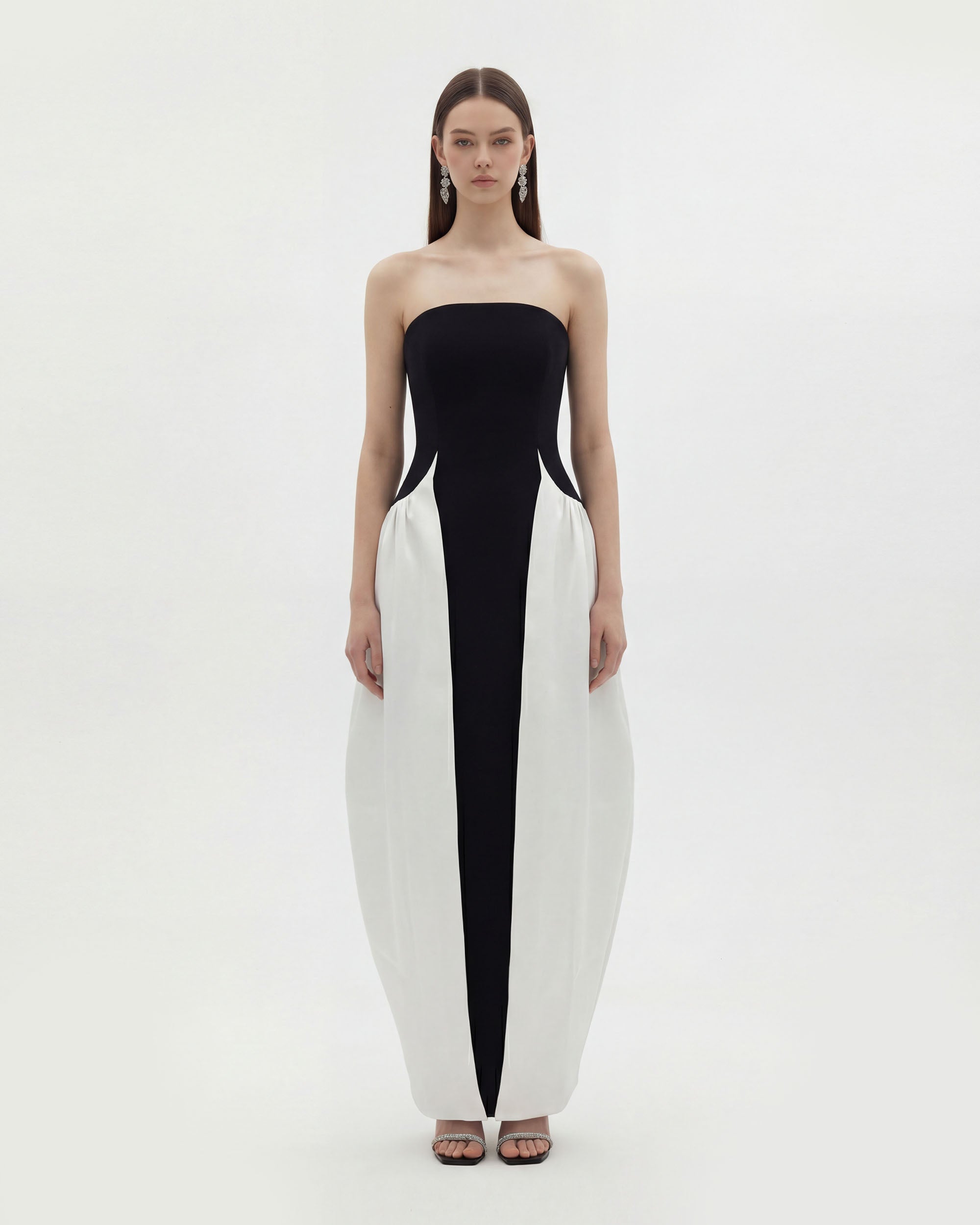 Easy padding dress ホワイト/ブラック S/M Monochrome Paneled Strapless Sculptural Maxi Dress - Black – JW PEI UK